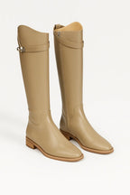 Bottes femme hautes élégantes silhouette fine — Beige