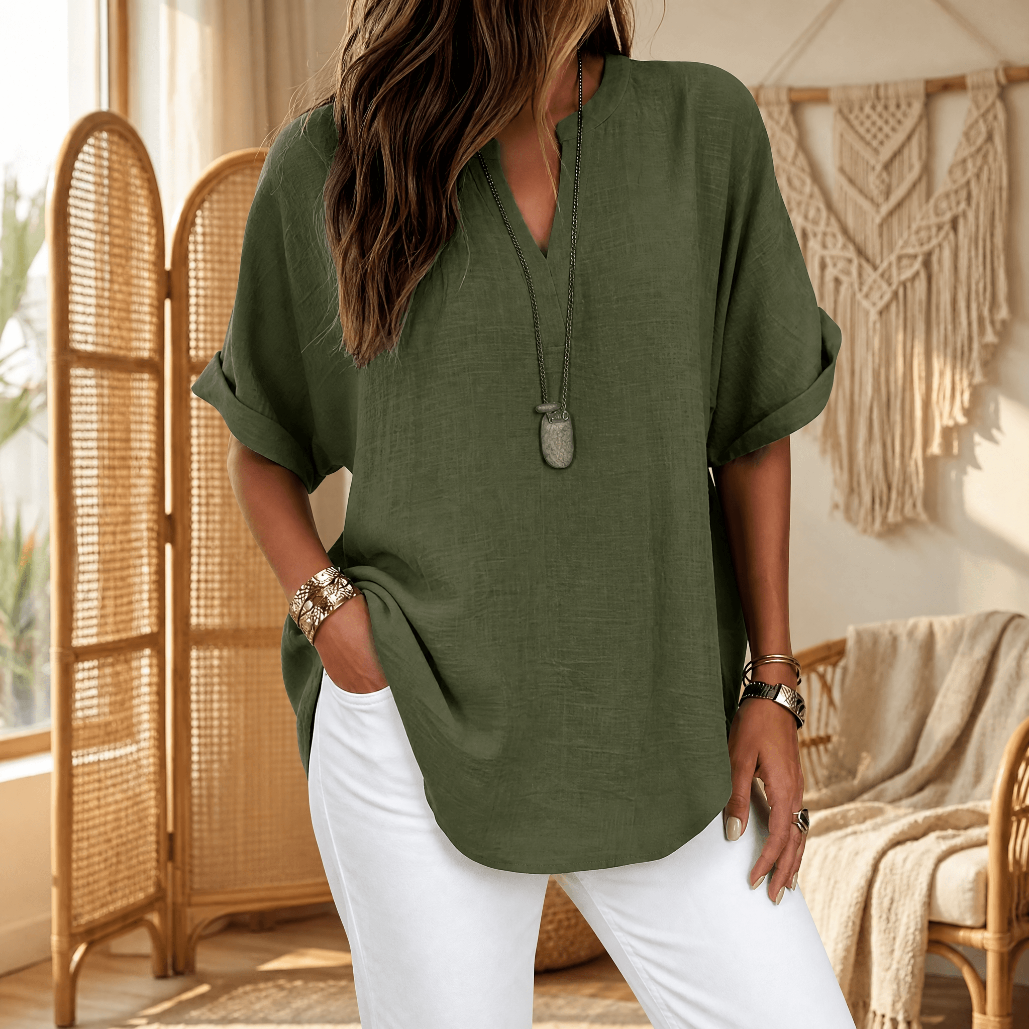 Linora | Blouse Col V à Ourlet Courbé